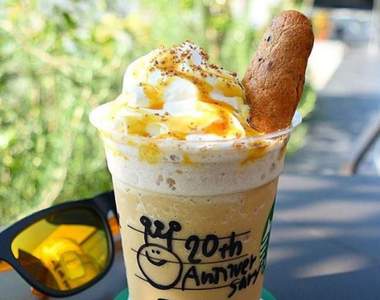 《星巴克日本20週年限定》星冰樂專用可可棒沾滿鮮奶油的美味享受