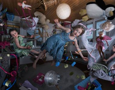 爸爸是創意攝影師《女兒們的照片新奇有趣又好玩》留下一個不一樣的童年