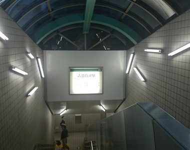 東京《清澄白河站的燈光好可怕》也太藝術化了 簡直逼死強迫症