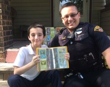 《超越世代的寶可夢粉絲交流》這大概是史上最帥氣的警察之一了