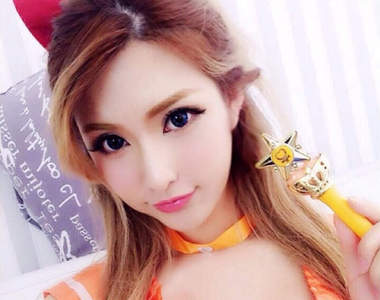 身材比例超完美大陸車模《丁旎》沒想到也是個童心未泯的小女孩