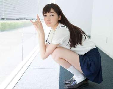 《女高中生的制服裙長調查》短到快露小褲褲的制服裙已經過時！？