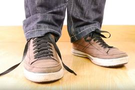 魔術新招《不用手也能綁鞋帶》只要甩甩腳就能把鞋帶綁好（光）