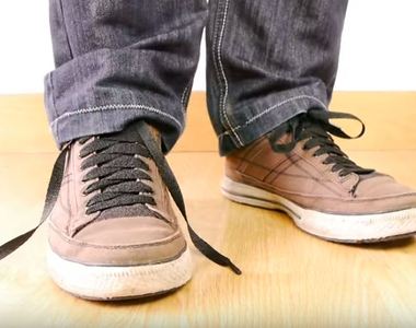 魔術新招《不用手也能綁鞋帶》只要甩甩腳就能把鞋帶綁好（光）