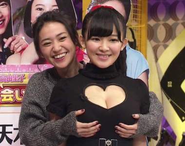 爆乳偶像《天木純》遭到人氣女星公開抓奶　可以也借人家摸一下嗎 (//▽//)