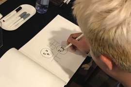 每張簽名都要堅持畫上兩張臉《史上最慢的簽名會》正式開始