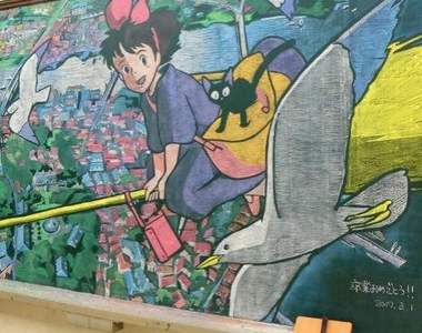 《魔女宅急便黑板畫》有求必應的美術老師神技再現