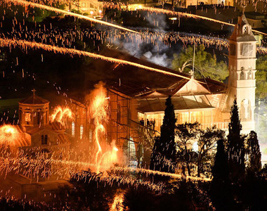 希臘復活節《火箭戰爭》每年一天兩教堂互丟上萬煙火w