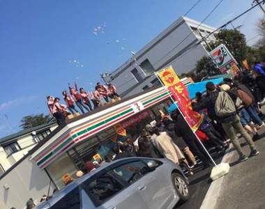 《日本便利商店奇景》爬上屋頂的店員們到底是在嗨什麼wwww