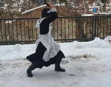 《偽娘女僕拔刀術》天心流兵法男性傳人穿女僕裝雪地展示拔刀術