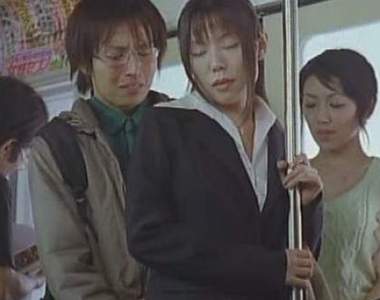 《電車癡漢出沒區域》門口扶手旁就是最危險的地方