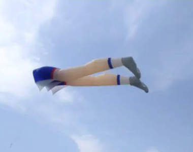 超驚恐《下身風箏》飄浮空中不斷踢動的雙腿引發推民瘋傳...