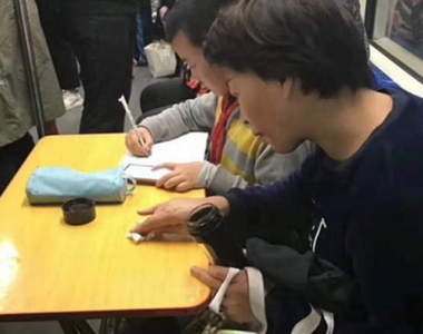 菜鳥新移民的虎媽是你《在地鐵自備書桌的媽媽》原來是有原因的...