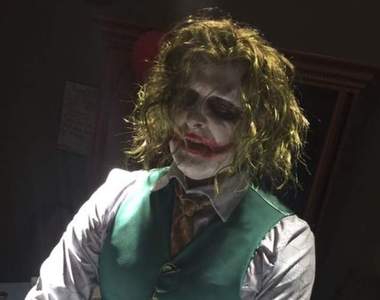 這次不使壞《蝙蝠俠小丑跑去幫孕婦接生》很認真但看起來像命案現場ww