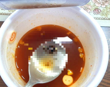 韓國網友吃泡麵 《結果在泡麵吃到異種生物》還是在快吃完的時候...