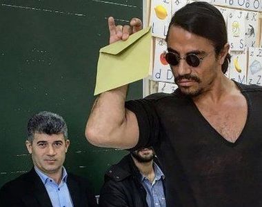 《土耳其灑鹽廚師》連投票也像灑鹽一般投下神聖的一票