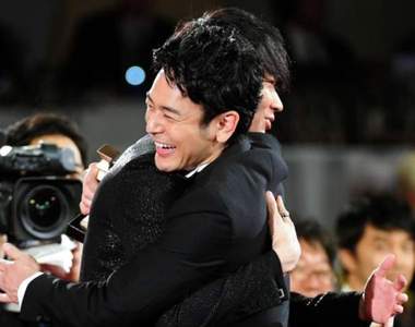 《日本電影金像獎》頒獎典禮 妻夫木聰&綾野剛愛的抱抱閃瞎雙眼(喂)