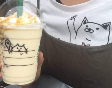 《星巴克店員超暖心服務》杯身塗鴉再現你身上衣服的圖樣♪