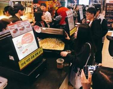 裝好裝滿《電影院開放民眾用大容器裝爆米花》用行李箱裝太狂啦