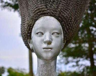 《恐怖公園雕刻》隨風搖擺的女人雕像即使長大後再看還是一樣陰影啊啊啊...