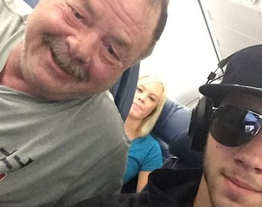 《老爸坐在女兒偶像旁邊》然後傳簡訊問：這誰啊？