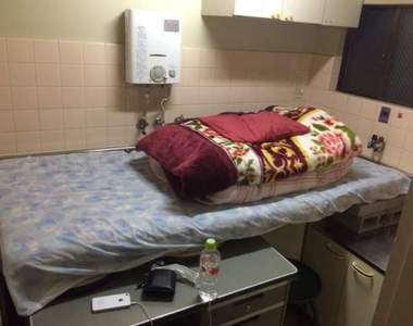 推特瘋傳《便宜住宿的黑暗面》是睡在研究室裡的大學生嗎ww（苦笑）