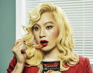 《人氣諧星扮女裝的結果》性感金髮美女的真實身分原來是......