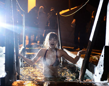 《冬天跳進池子裡的傳統》戰鬥民族就是這樣練出來的