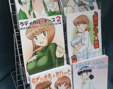 網友教學自製《同人誌展示架》百圓商店便宜材料大變身……