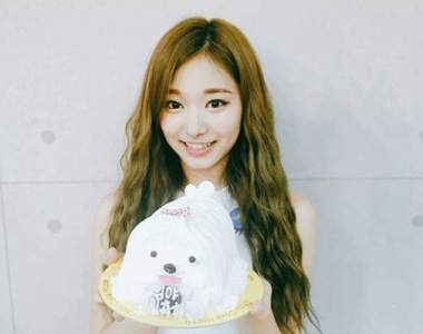 太扯《子瑜簽名照天價賣出》比個手指愛心百萬就入帳了...