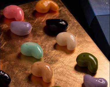 《勾玉巧克力》有如玉石般的光澤質感據說還能招來良緣