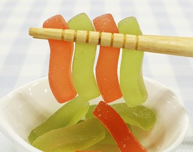 五彩繽紛的《烏龍麵軟糖》像是烏龍麵般的Q彈有嚼勁