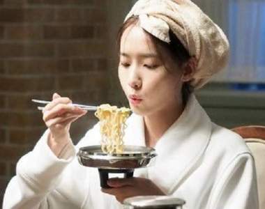 網友含淚分享《不能戴帽子吃泡麵》因為一不小心就......