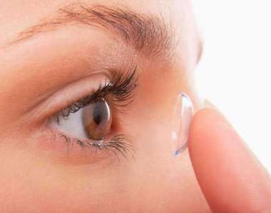 《白內障手術從眼中取出27片隱形眼鏡》要先看的應該是腦袋吧...