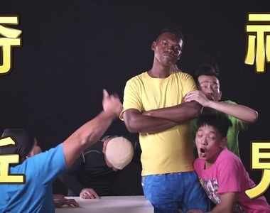 到底嗑了什麼《神鬼奇兵推出奇葩黑人影片》粉紅戰士騷氣外溢是個人才