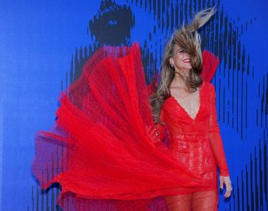 大風吹亂《威尼斯影展》意外拍出了很像雜誌照的風格w