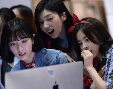 是滿滿歐派的新劇？《內衣少女時代》帶你重溫1970年的...內衣？