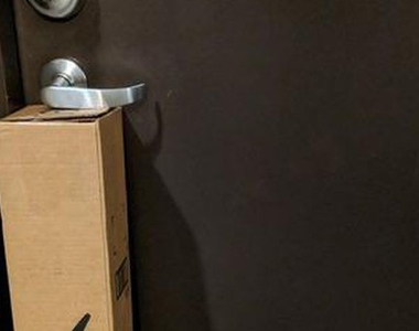 《被送貨員鎖在家裡》網友覺得這真是太幽默了