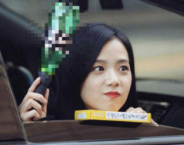 既然官方不出那我自己來《粉絲動手做BLACKPINK的手燈》其創意發想來自於代言的「它」