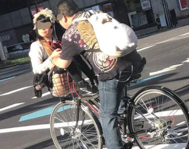 《單車籃子載美眉》有如動漫般的情景但網友卻想到了火腿