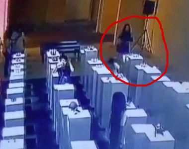 《自拍撞壞600萬展品》既然要撞就撞好撞滿吧