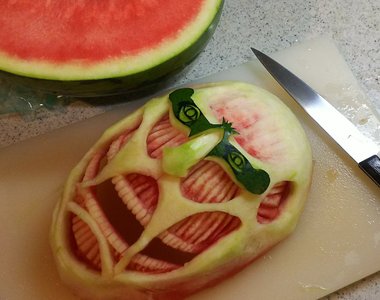 兒子喜歡進擊的巨人 媽媽就《用西瓜雕刻出巨人臉》真是高手在民間啊...