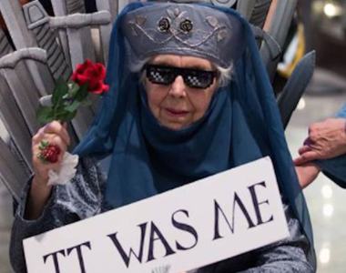 威武霸氣《85歲阿嬤的冰與火COS》大受歡迎 阿嬤表示:還好啦