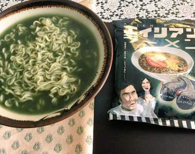 《異型泡麵》整碗綠油油的湯湯讓人印象超深刻