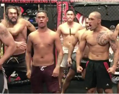 男人味爆棚《傑森摩莫亞跳毛利戰舞》好像聞到汗水的味道...