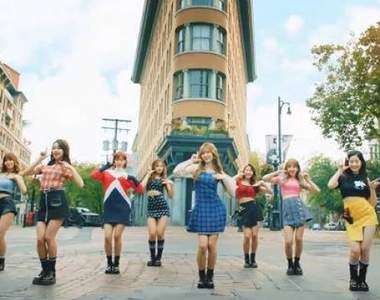 新打卡景點參上《TWICE《LIKEY》MV拍攝場景大公開》溫哥華每個地方都好美阿～