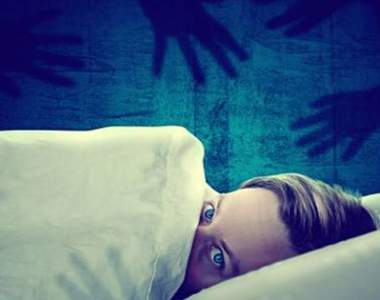 睡眠癱瘓症《鬼壓床的恐怖經驗》有個女人爬到我身上對我......