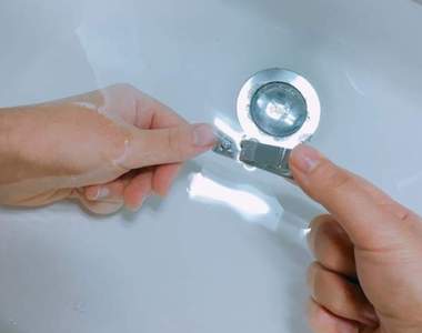 超新奇《讓指甲不會亂飛的剪指甲方法》在水中剪指甲這招感覺不錯