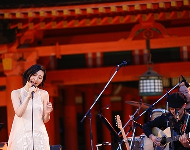 氣質聲優歌手《坂本真綾》嚴島神社開唱 分享「真綾」名字由來