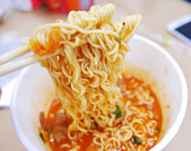 除了加蛋你還有更多《泡泡麵的終極秘訣》太晚別看這篇阿